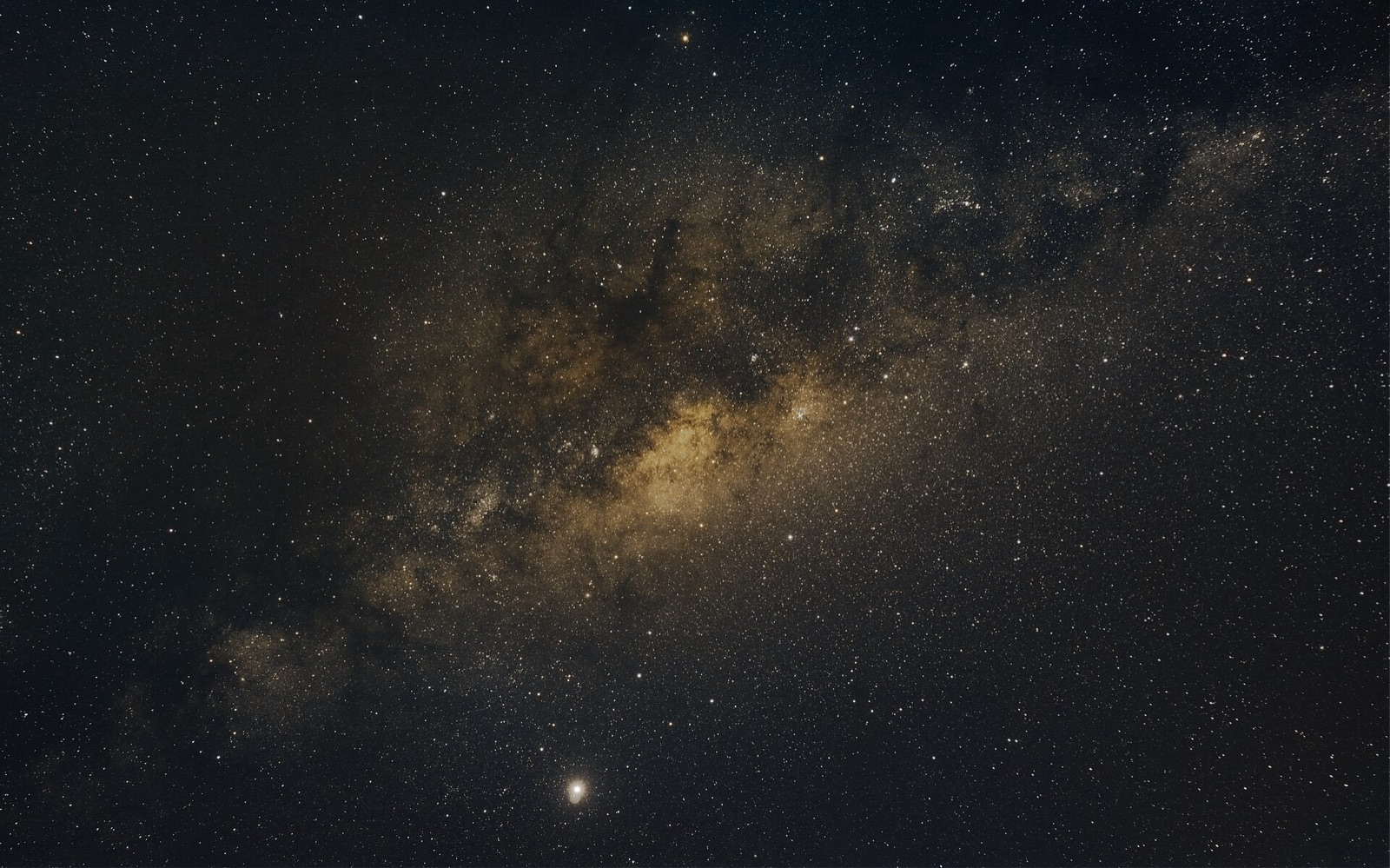 Detailed wide-field Milky Way star clouds and dust lanes from a stack of many exposures