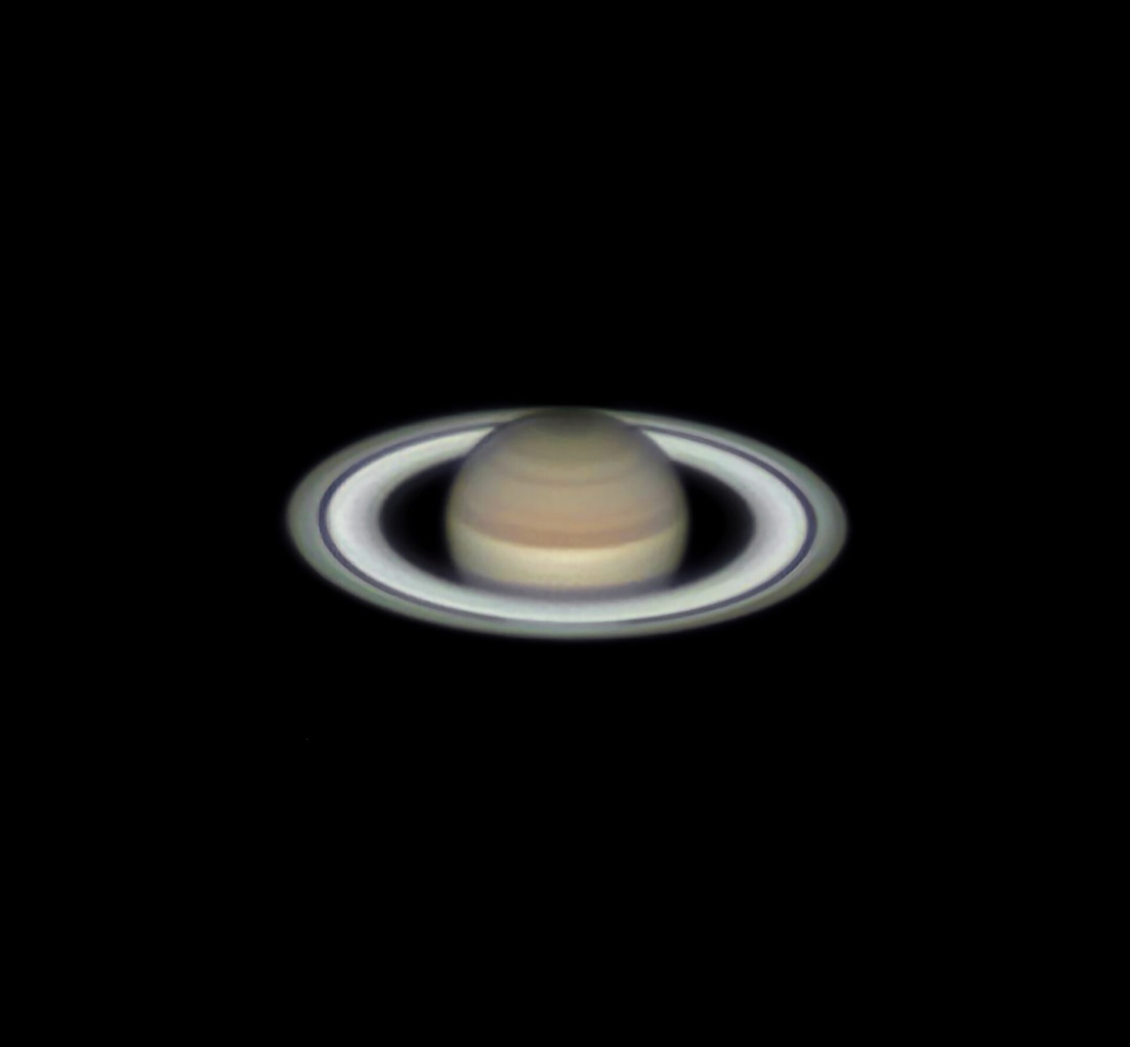 Saturn and its rings photographed through an amateur telescope